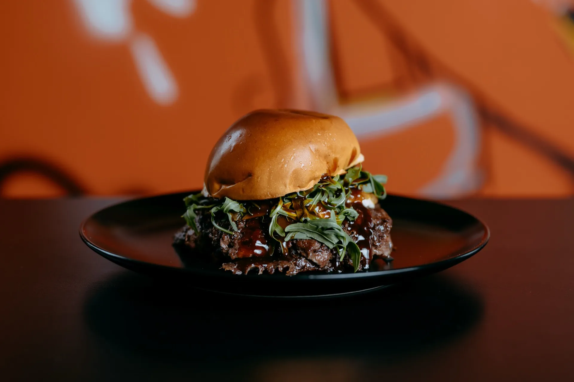 La Niño Prodigio - Hamburguesa con queso de cabra, cebolla caramelizada y salsa BBQ Whisky