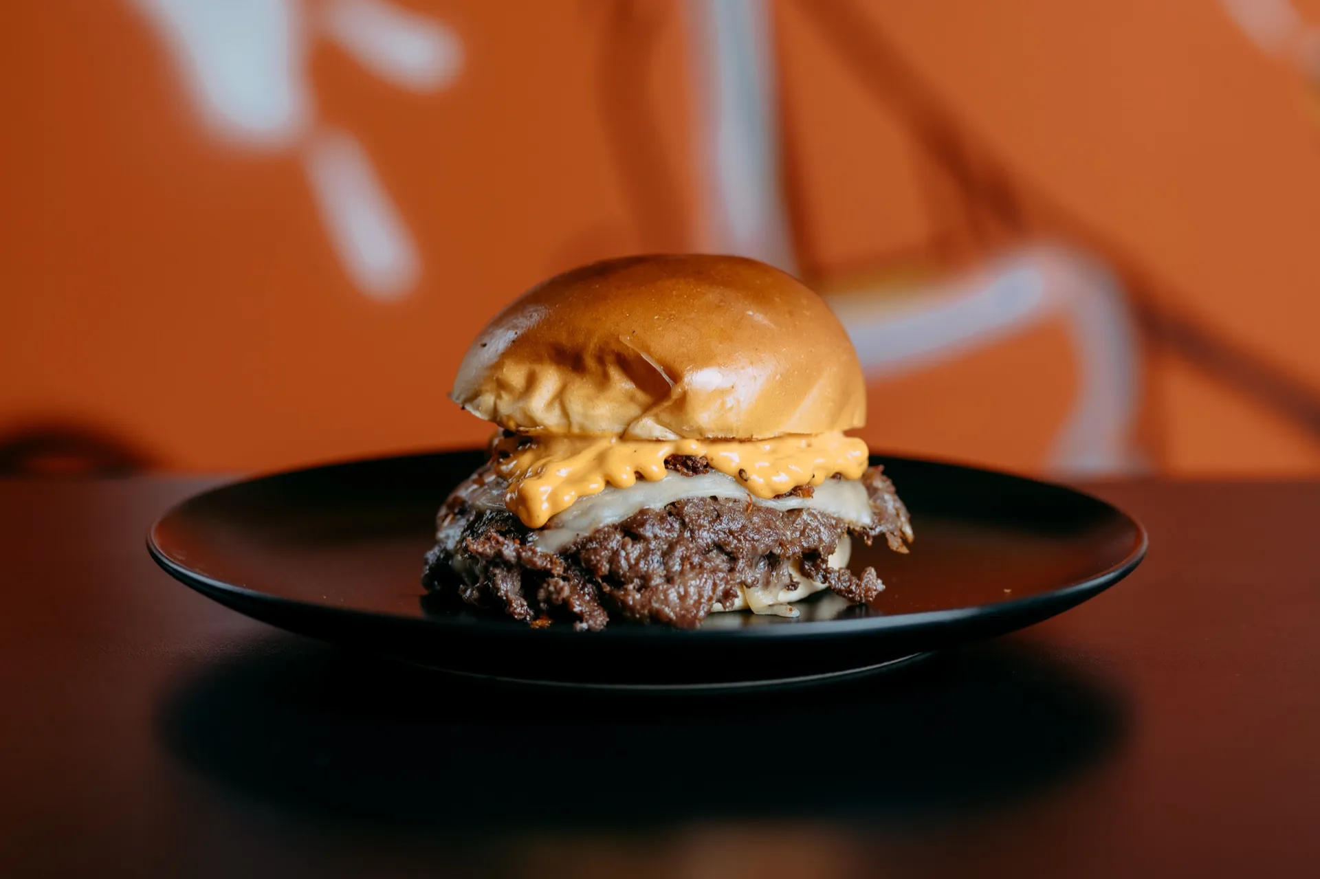 La Pantoja - Hamburguesa con doble queso emmental, crispy bacon y salsa Emmy Bura